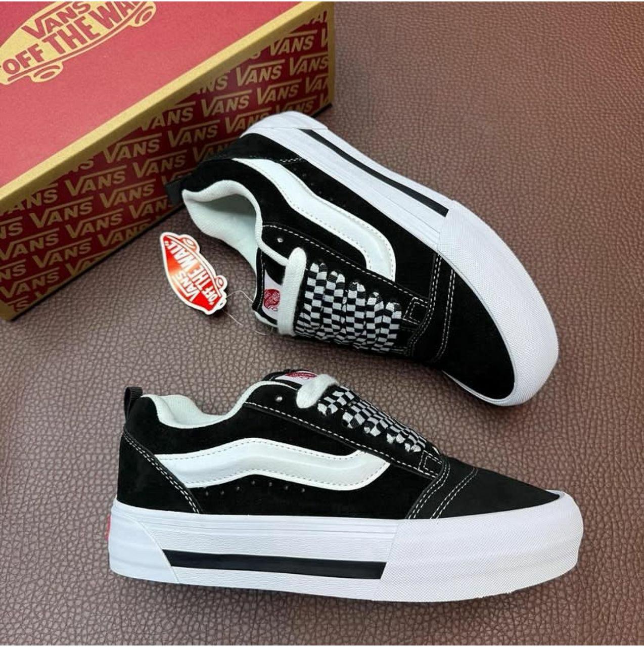 pair de chaussures vans